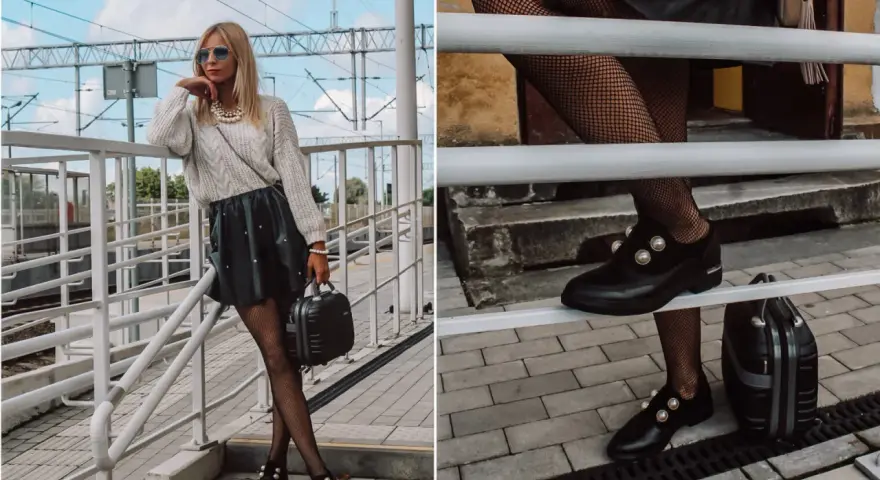 Stylizacja z czarną spódniczką i swetrem. Czy mokasyny pasują do sukienki? Tak, te ozdobione perłami świetnie uzupełniają look.