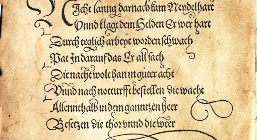 Text i gammal skrivstil från 1900-talet på gulnat papper. Texten är en dikt eller berättelse med dekorativa initialer och snirkliga tecken.