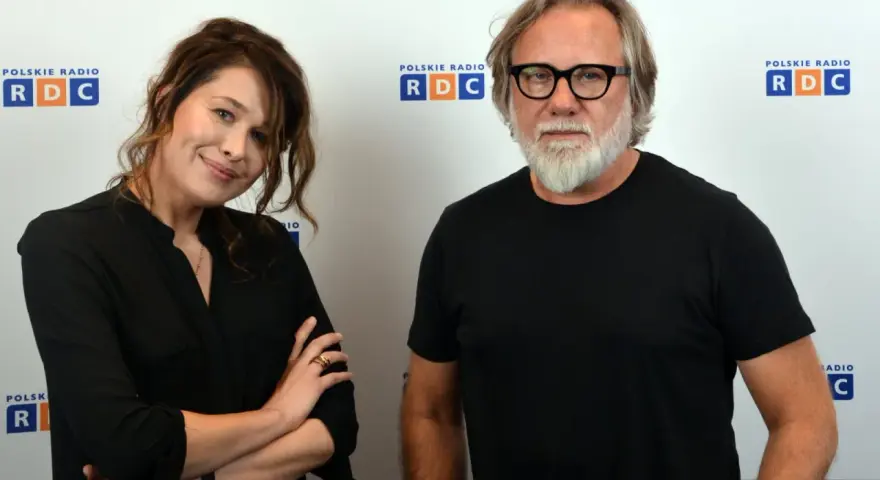 Jadwiga Juczkowicz i mężczyzna w okularach przed logo Polskiego Radia RDC.