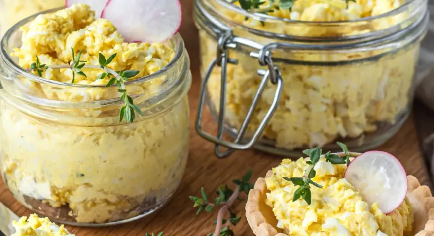 Pyszna pasta jajeczna, idealna na kanapki. Prosty przepis na pastę jajeczną, która zachwyci smakiem.