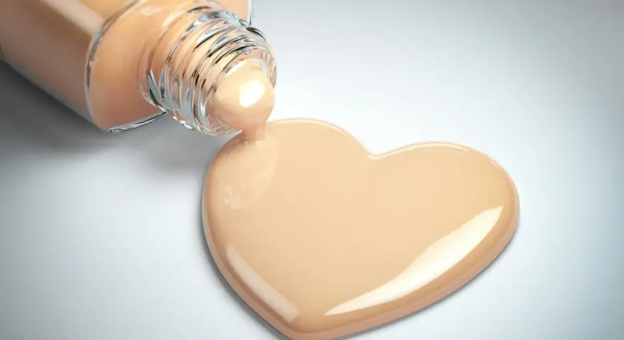 Goutte de fond de teint en forme de cœur, idéale pour savoir comment choisir son fond de teint.