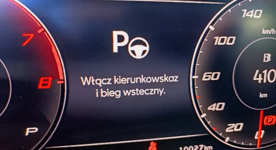 Asystent parkowania sugeruje włączenie kierunkowskazu i biegu wstecznego.