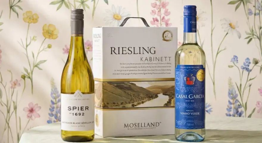 Tre flaskor vitt vin och en bag-in-box med Riesling står uppdukade. Perfekt vin till midsommar!