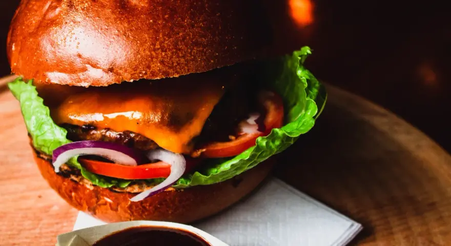 Jakie dodatki do burgera sprawią, że poczujesz ich wyjątkowy smak?