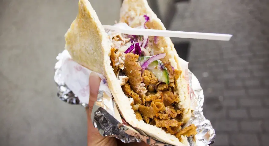 Kebab: Zdrowy wybór czy kaloryczna pułapka? Sprawdź, jak wybierać!