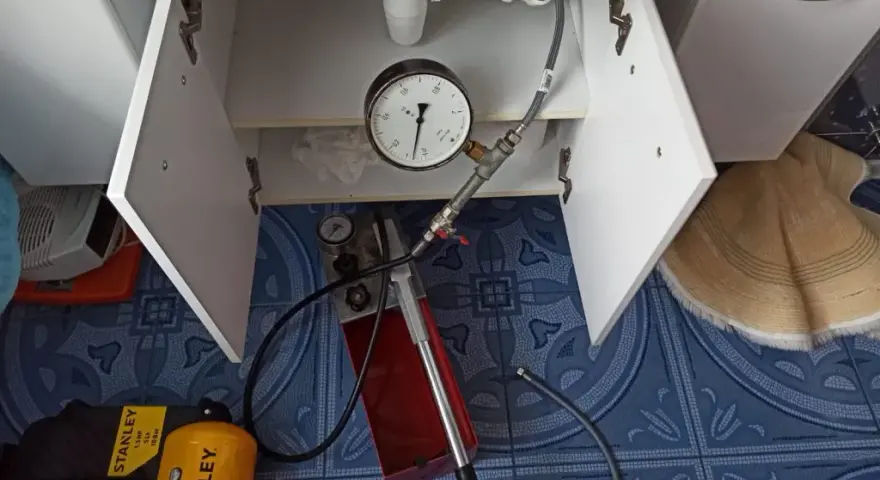 Jak obliczyć ciśnienie wody w kranie i uniknąć problemów z instalacją