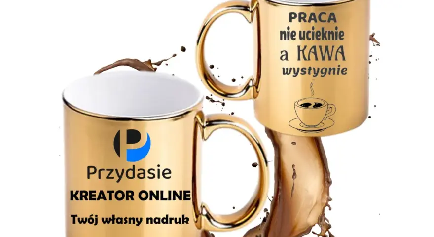 Dwa złote kubki z nadrukami, jeden z napisem "Praca nie ucieknie, a kawa wystygnie", drugi z logo i tekstem.