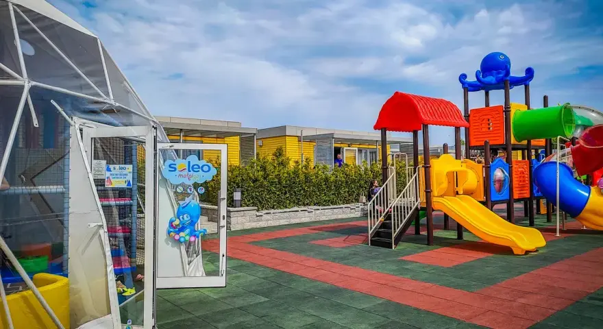 Kolorowy plac zabaw i dmuchana zjeżdżalnia w ośrodku wypoczynkowym. Idealne atrakcje Rewal i okolice dla dzieci.