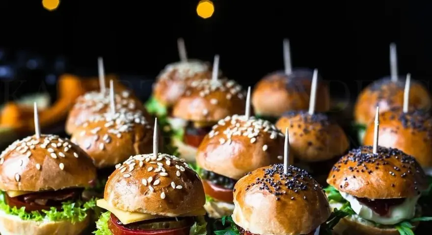 Jak zrobić mini burgery? Kompletny przepis na imprezę!