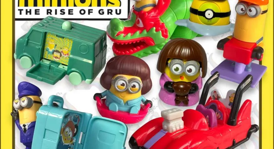 Kolekcja zabawek z filmu "Minionki: Wejście Gru". Wśród nich minionki w strojach smoka, pilota, budowlańca, a także zielony van i czerwony pojazd.