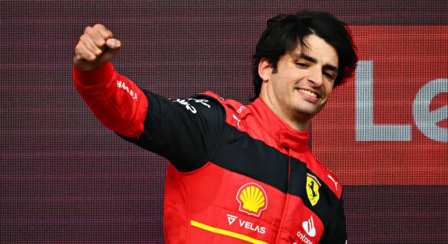 Carlos Sainz, a piloto de Ferrari, celebra con el puño en alto. Su edad no se refleja en su energía.
