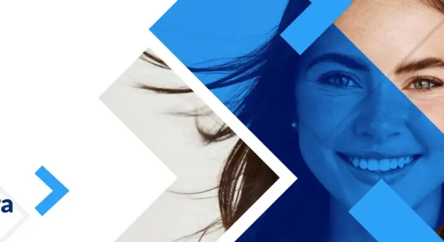 Visage souriant d'une femme, avec des formes géométriques bleues. Une invitation à explorer les neurosciences à distance.