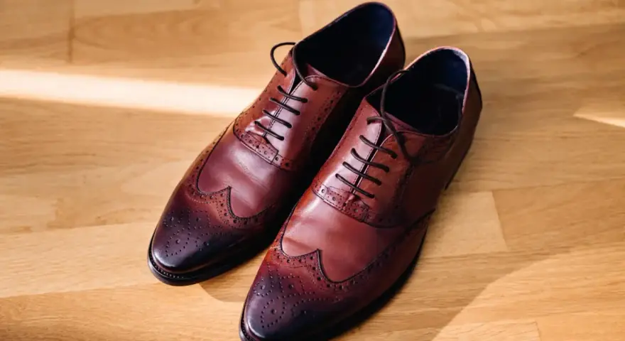 Eleganti derby scarpe in pelle marrone con dettagli wingtip e perforazioni, pronte per un'occasione speciale.