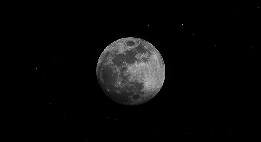 La luna llena, como en la lilith carta natal, brilla en el espacio profundo, rodeada de estrellas.