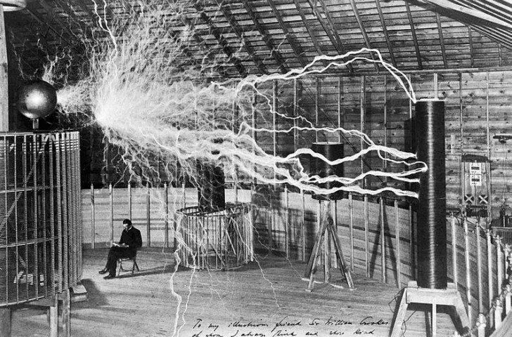 Kto wynalazł prąd Tesla i jak zmienił świat elektryczności?