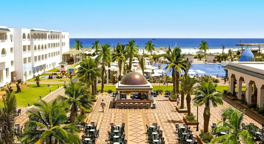 Luksusowy hotel Marco Polo w Tunezji, z basenem, palmami i widokiem na morze. Idealne miejsce na wakacje.