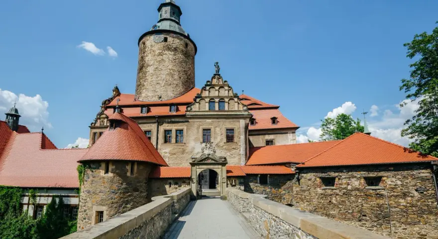 Zamek Czocha, malowniczo położony na skalistym wzgórzu, zaprasza do swojej kamiennej twierdzy.