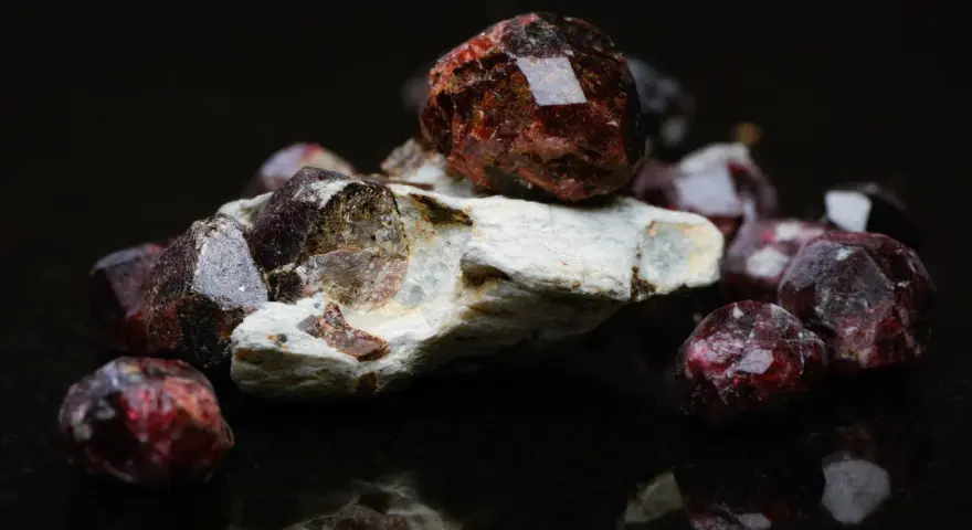 Surowe granaty, kamienie o głębokiej czerwieni, emanujące tajemniczym blaskiem. Mówi się, że granat właściwości magiczne posiada, dodając odwagi i pasji.