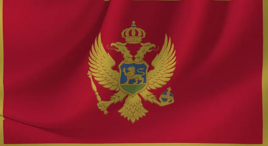 Flaga Czarnogóry z dwugłowym orłem i tarczą herbową. Symbol dumy narodowej, który można zobaczyć podczas podróży do tego pięknego kraju.
