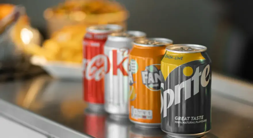 Puszki Coca-Cola, Fanta i Sprite. Idealne na keto, gdy masz ochotę na coś słodkiego bez cukru.