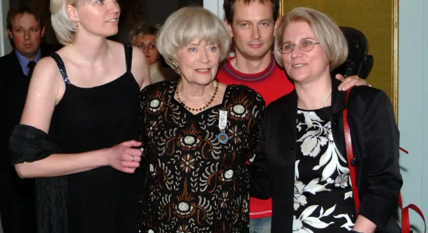 Agata Borecka, córka Aliny Janowskiej, pozuje z rodziną.