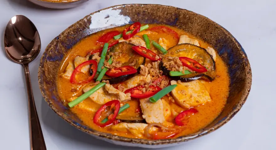 Aksamitne curry po tajsku z kurczakiem, bakłażanem, pomidorkami i ostrą papryczką.