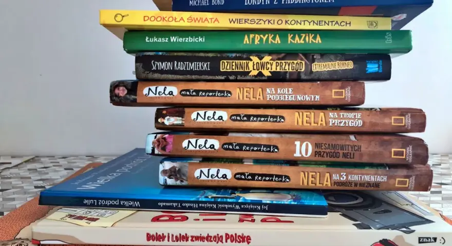 Stos książek podróżniczych top 10: "Afryka Kazika", "Dookoła świata", "Nela na 3 kontynentach" i inne.