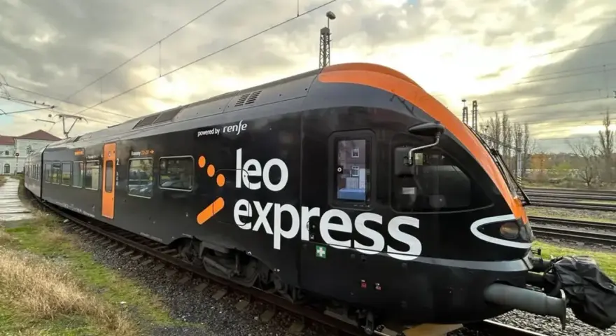 Czarny pociąg Leo Express z pomarańczowymi akcentami, gotowy do podróży z Warszawy do Gdańska.
