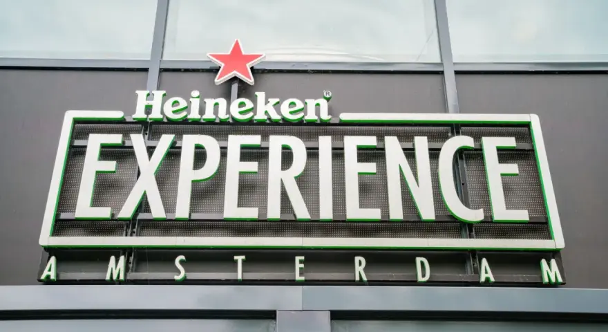 Wejście do muzeum Heineken Experience w Amsterdamie.