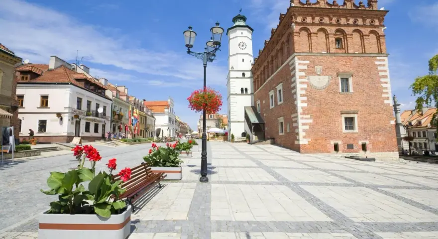 Rynek w Sandomierzu, największy rynek w Polsce, z ratuszem i kamieniczkami.