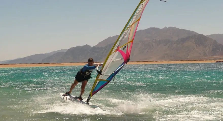 Listopadowy windsurfing: Gdzie wieje i grzeje? Ekspert radzi!