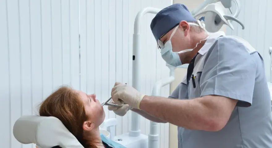 Zdjęcie szwów u dentysty: Ile zapłacisz? Kiedy za darmo?