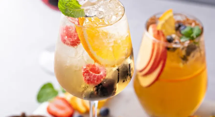 Orzeźwiające drinki z malinami, pomarańczą i miętą. Idealne z czym pić prosecco na letnie popołudnie.