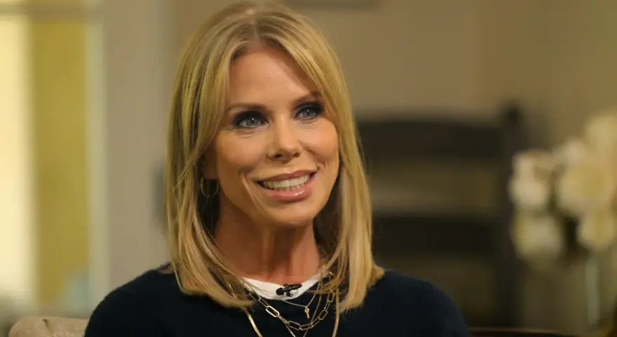 Cheryl Hines, nota per i suoi film e programmi TV, sorride con i suoi capelli biondi e gli occhi azzurri.