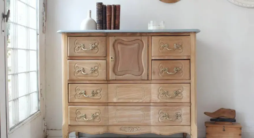 Muebles pintados a la tiza antes y después: cómoda de madera clara con tiradores dorados, lista para un nuevo look.