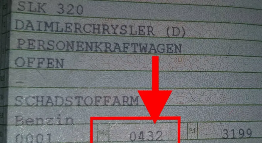 Fahrzeugschein zeigt DaimlerChrysler SLK 320, Benziner. Die Schadstoffklasse Euro 1 ist hier als "Schadstoffarm" vermerkt.