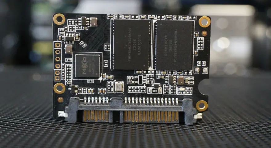 Dysk SSD z interfejsem SATA. Widoczne układy pamięci NAND i kontroler.