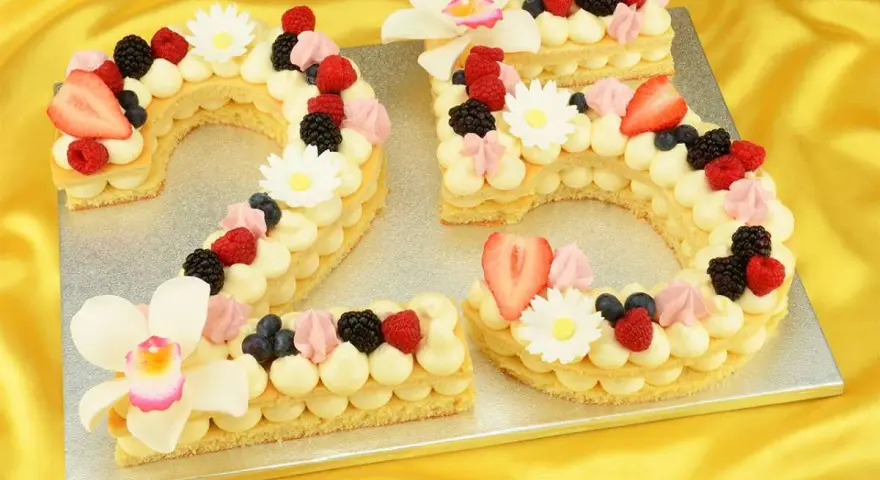Zahlentorte 25 mit viel Creme, Beeren und Blüten. Ein süßer Genuss für jeden Anlass.