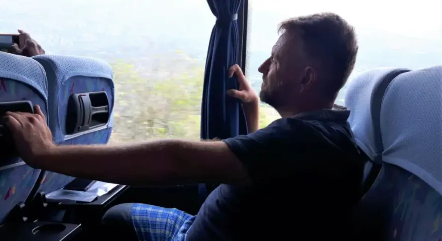 Jak spać w autokarze: sprawdzone sposoby na wygodny sen w podróży