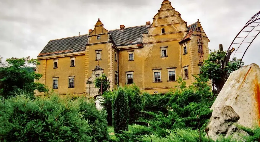 Zaniedbany pałac w Lwówku Śląskim, otoczony bujną zielenią, to jedna z jego tajemniczych atrakcji.
