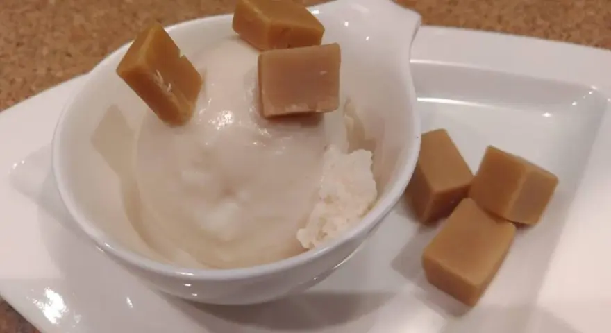 Cremiges Vanilleeis mit Karamellwürfeln, ein süßer Genuss, der an ein leckeres bimbo eis erinnert.