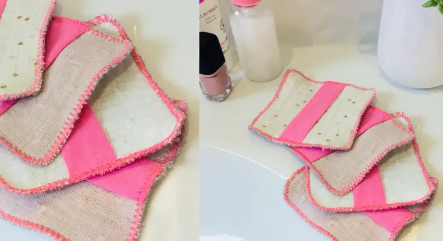 Lingettes démaquillantes lavables faites maison, roses et beiges, avec des points dorés. Un geste écologique pour votre routine beauté.