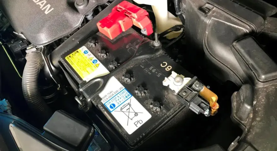 Akumulator Nissan w komorze silnika. Czy przy zakupie akumulatora trzeba oddać stary?