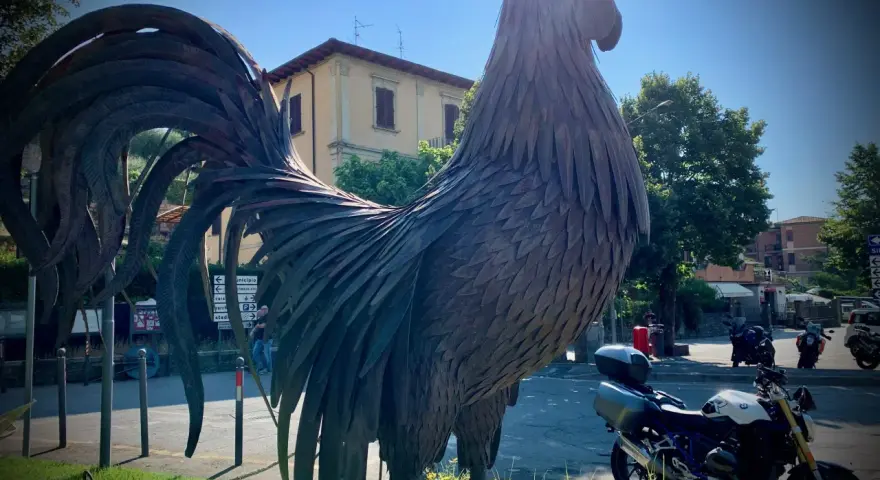 Gallo di metallo imponente, pronto per un giro in moto tra le Crete Senesi.