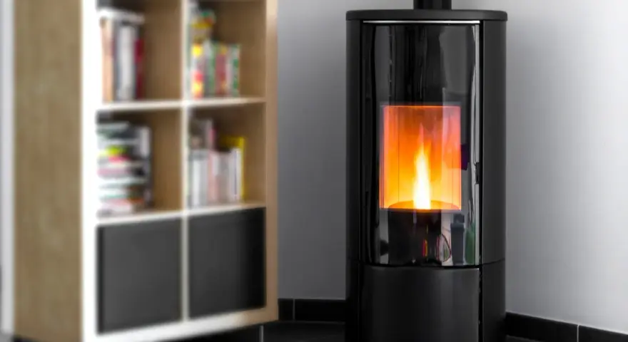 Stufa a pellet moderna con fiamma viva. Nonostante il calore, la stufa a pellet fa male se non ben ventilata.