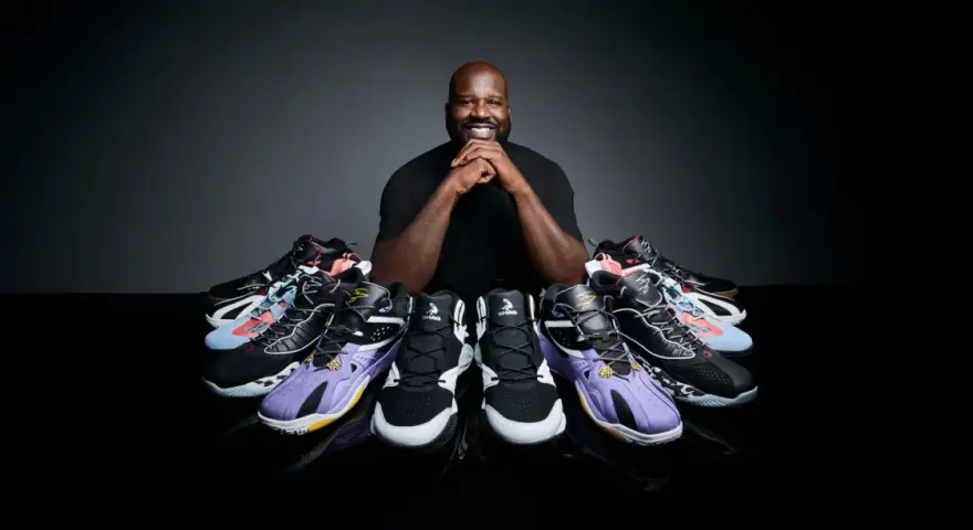 Shaquille O'Neal prezentuje kolekcję butów, pokazując, jak duży jest jego rozmiar buta.