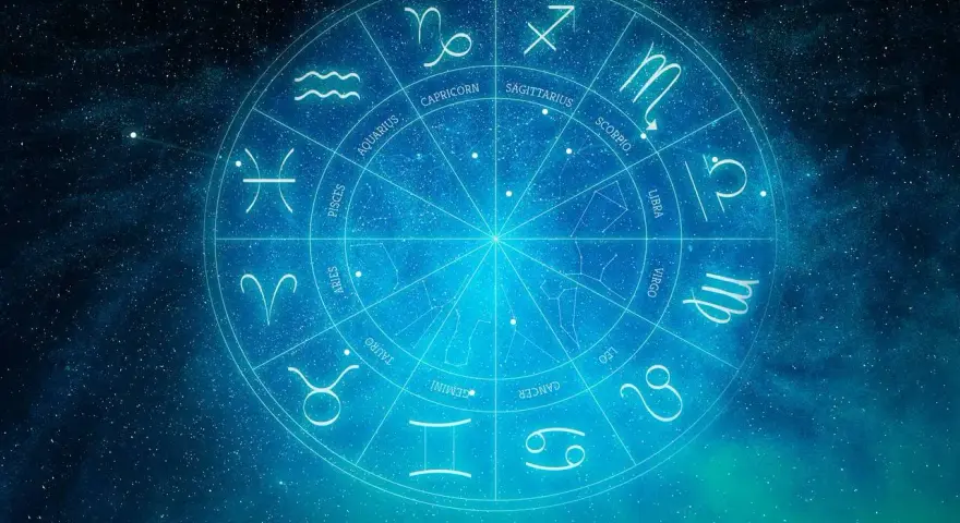 Zodiakalny krąg na tle kosmosu. Każdy znak zodiaku, od Barana po Ryby, symbolizuje drogę do numerologicznej 10.