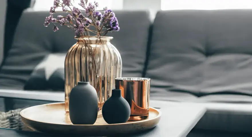 Mesita rinconera: ¿Cómo elegirla y decorarla para un salón ideal?