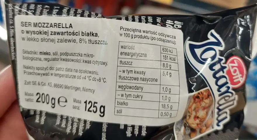 Ser mozzarella o wysokiej zawartości białka (18,5g/100g), w lekko słonej zalewie, 8% tłuszczu. Idealny dla dbających o dietę.