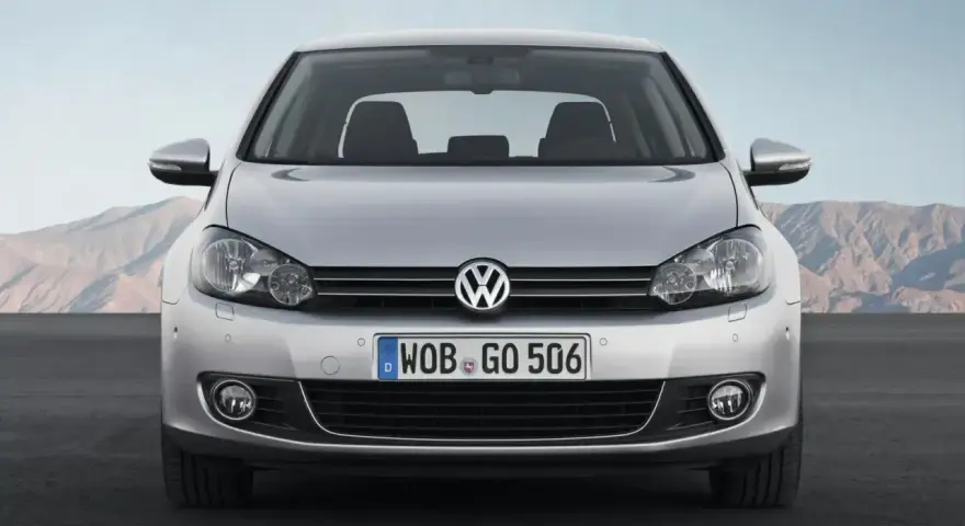 Srebrny Golf 6, idealny do miasta i na wakacje. Zastanawiasz się, jaki silnik benzynowy wybrać?